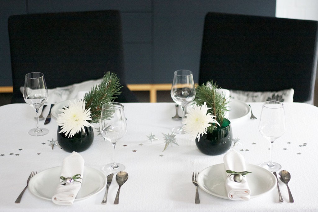 Weihnachtliche Tischedekoration in weiß und grün - DIY Deko Blog 