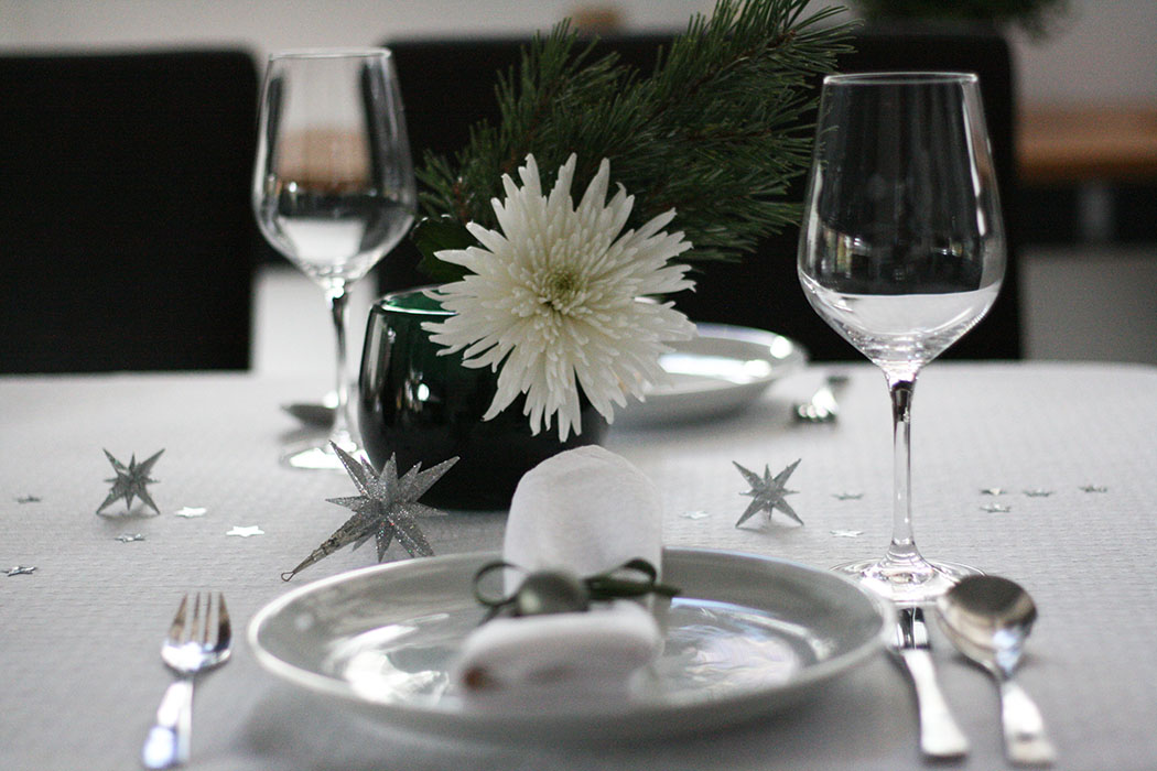 Weihnachtliche Tischdekoration in weiß und grün mit kleinen Christbaumkugeln und silbernen Sternen DIY Deko Blog