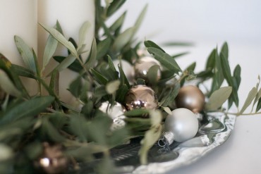DIY Adventskranz mediterran mit Olivenzweigen auf Boho Silbertablett und mit goldenen kleinen Christbaunkugeln - lindaloves.de DIY & Deco