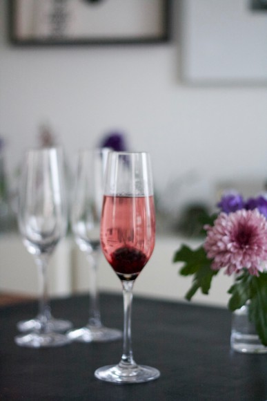 Sekt Cocktail Rezept: Brombeer Rosmarin Kir Royal DIY