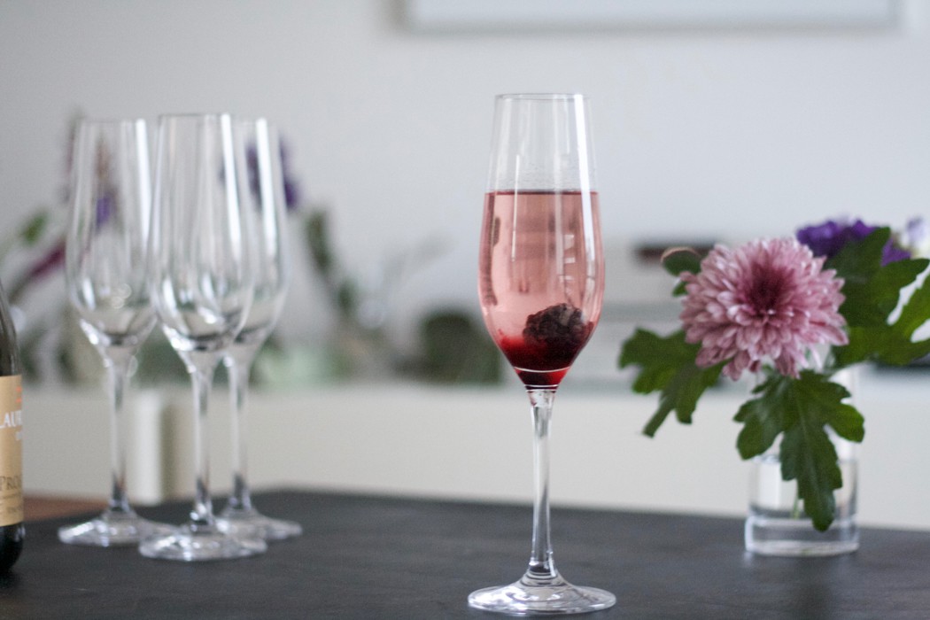 Kir Royal with a twist - Brombeer Rosmarin Sirup angerichtet mit einer Brombeere - Tutorial