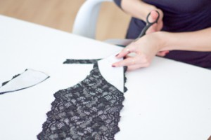 DIY schwarzes Spitzen Bralette selber machen Anleitung - Stoff nach Schnittmuster zuschneiden 