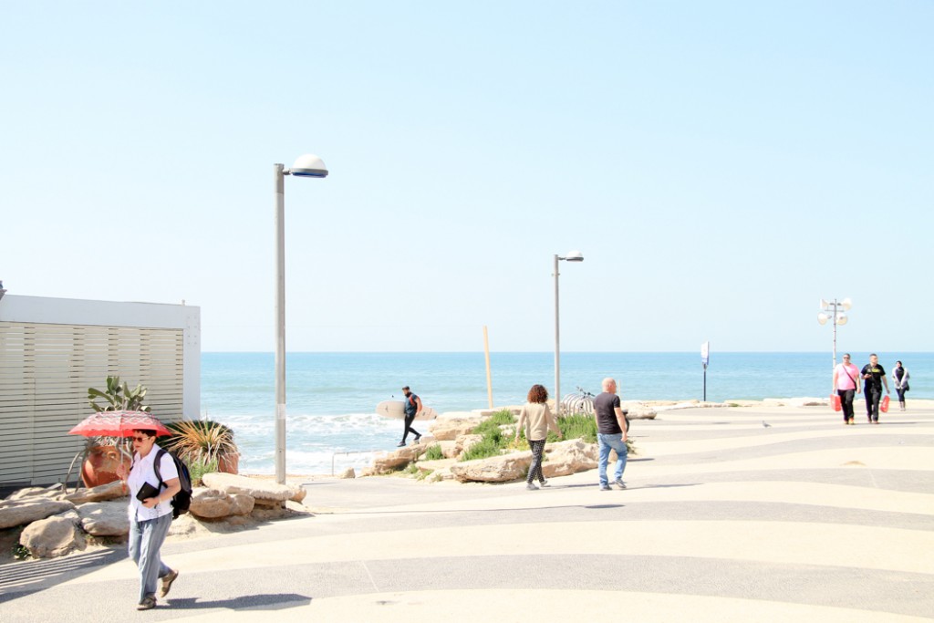 Manta Restaurant right at Tel aviv beach