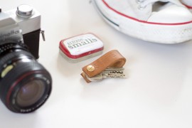 Schlüsselanhänger aus Leder als Alternative zum Lanyard - das perfekte Geschenk für Männer, auf dem Bild kombiniert mit Minolta Kamera, Altoids und Converse White Chucks