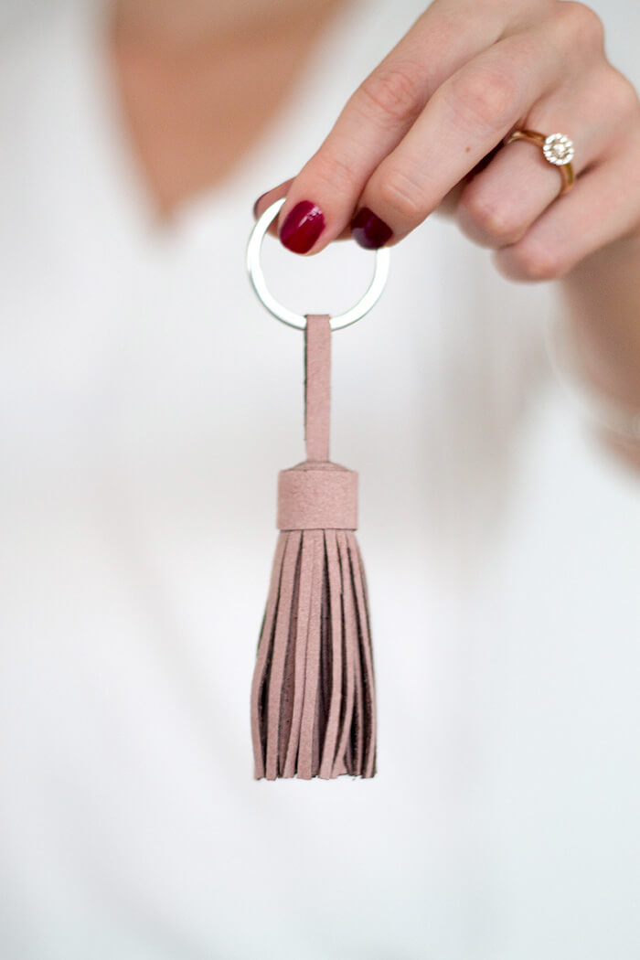 DIY Tassel Schlüsselanhänger rosa Quasten basteln mit Leder - DIY Blog