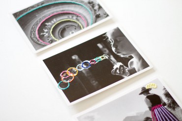 DIY: Schwarz-weiße Postkarten mit buntem Stickgarn besticken - lindaloves.de - Geschenke selber machen: Kalender wiederverwenden und aufhübschen - Bastelidee