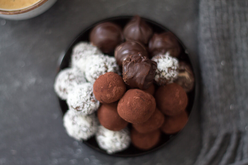 DIY Energy Balls mit Kakao, Kokos und Schokolade ummantelt
