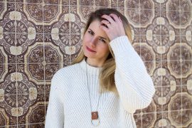Herbstlook Fashion DIY weisser Strickpulli - Halskette mit Lederschlaufe selber machen - Schmuck DIY
