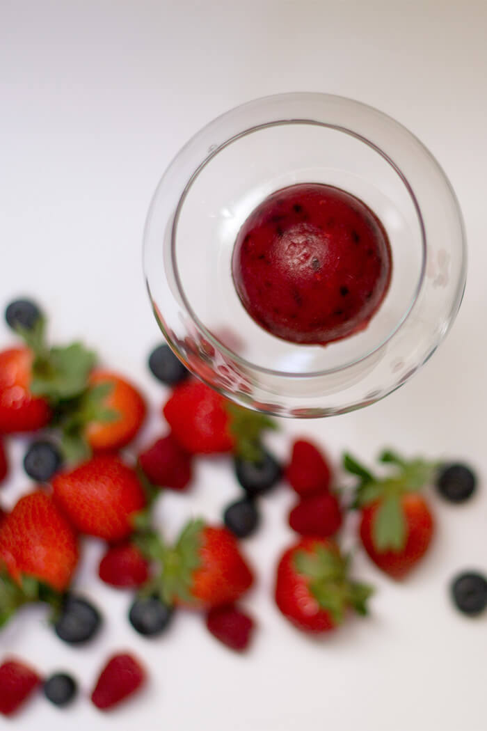 DIY Rezept Früchtedrink mit Eiswürfel aus Erdbeeren Himbeeren und Heidelbeeren - D I Y Blog lindaloves