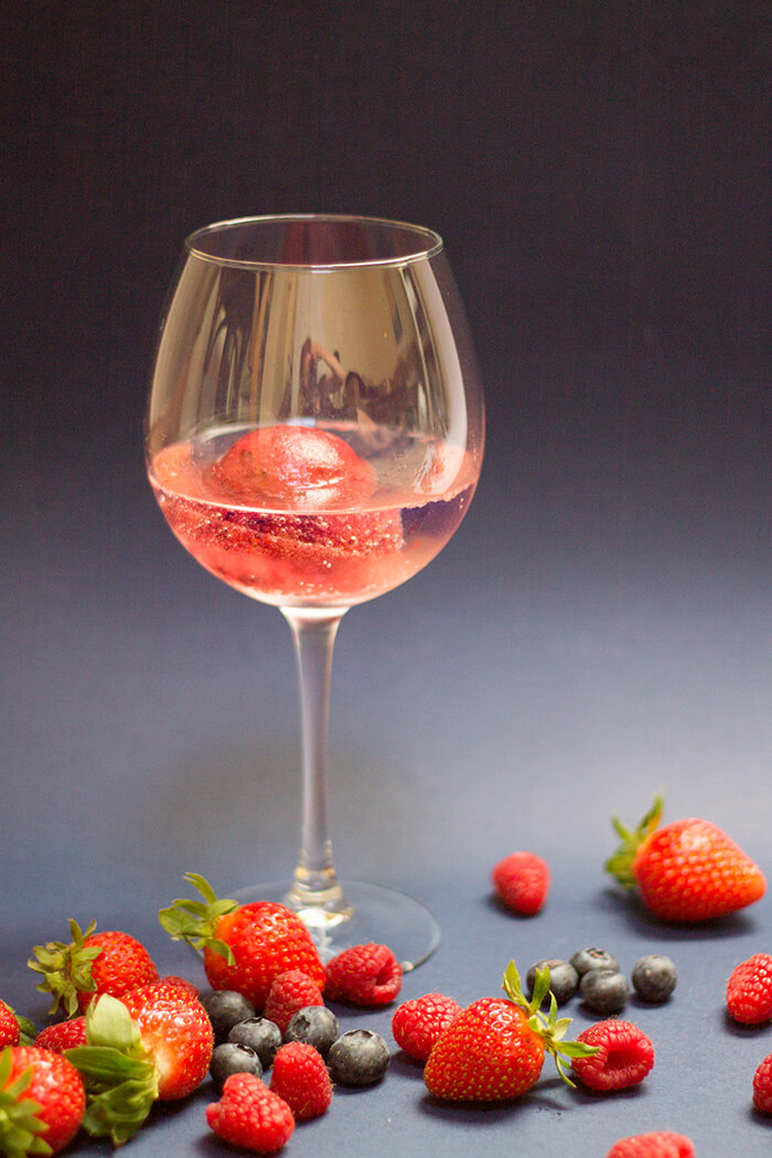 Cocktailrezept Gin and Tonic Fruchcocktail mit Eiswürfel aus Erdbeeren Himbeeren und Heidelbeeren - D I Y Blog lindaloves
