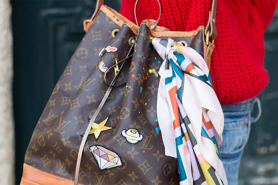 Handtasche bemalen Louis Vuitton Upcycling Designertasche Patches Pins