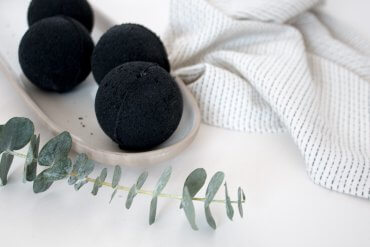 DIY schwarze Badebomben selber machen - Kosmetik DIY Blog lindaloves