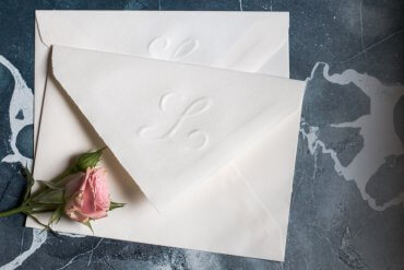 DIY Hochzeit Einladungskarten selber machen Briefumschlag Monogram prägen - DIY Blog lindaloves.de
