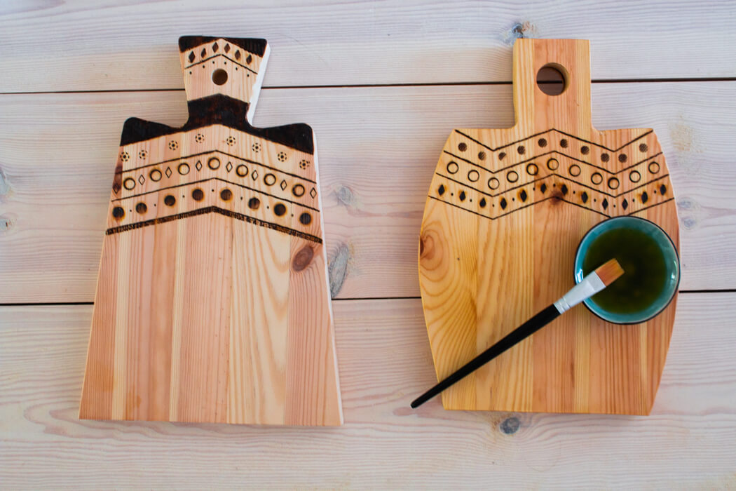 DIY Schneidebrett brennen boho selbermachen Lötkolben Holzbrett Holz Muster Blog