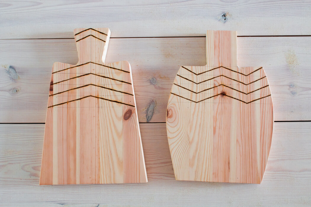 DIY Schneidebrett brennen boho selbermachen Lötkolben Holzbrett Holz Muster Blog