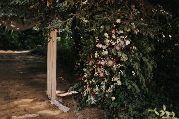 DIY Hochzeit Blumendeko Ranke im Baum Herbsthochzeit